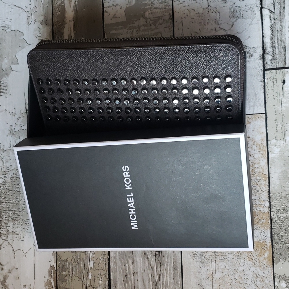 MICHAEL KORS STUDDED ZIP WALLET